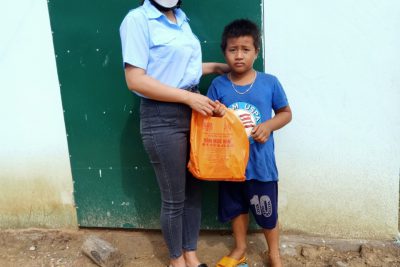 Tết Trung thu cho các em có hoàn cảnh khó khăn trường Tiểu học Nguyễn Du
