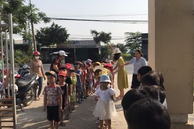 Chào đón các em học sinh trường mầm non Bông Sen thăm quan ngôi trường TH Nguyễn Du.